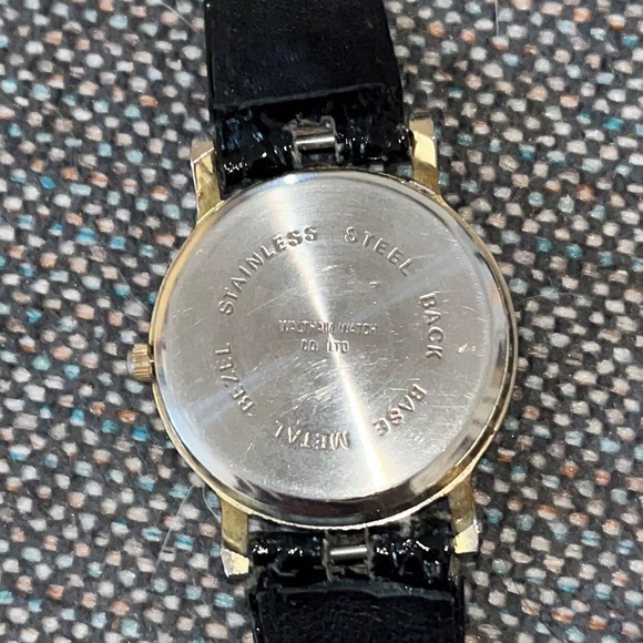 Vintage Big Bird watch. Adult size. Keeping good time. - Picture 3 of 5